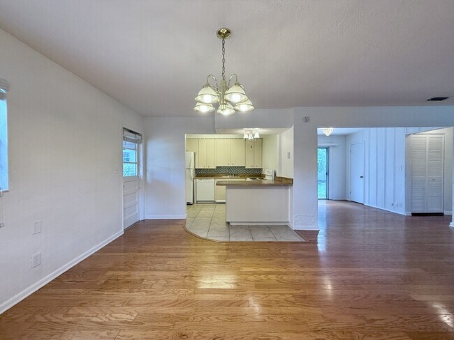 Building Photo - 1502 W Country Club Dr