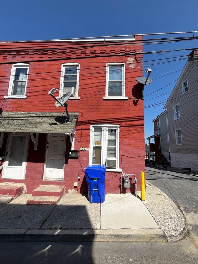 Building Photo - Well-maintained 3-bedroom home in Southsid...
