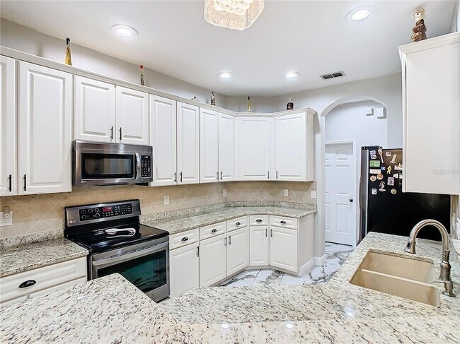 Building Photo - 16829 Midsummer Ln