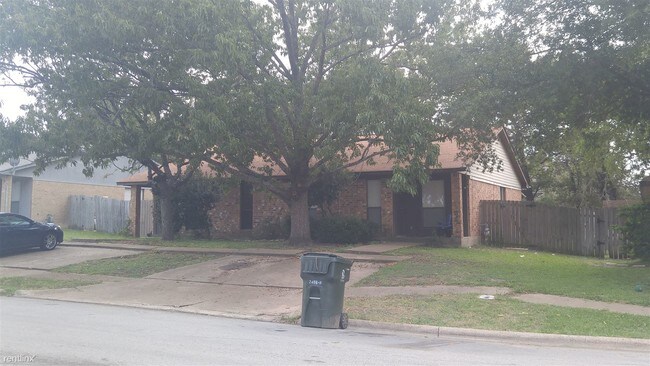 Primary Photo - 2 br, 1.5 bath Duplex - 2406B Pecan Ridge Dr