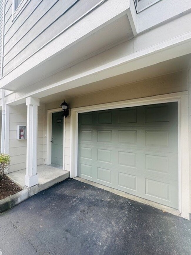 Building Photo - 2bd/2ba Lynnwood Townhome