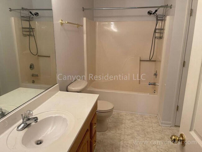 Building Photo - Beautiful 3b2b, ready to move in!