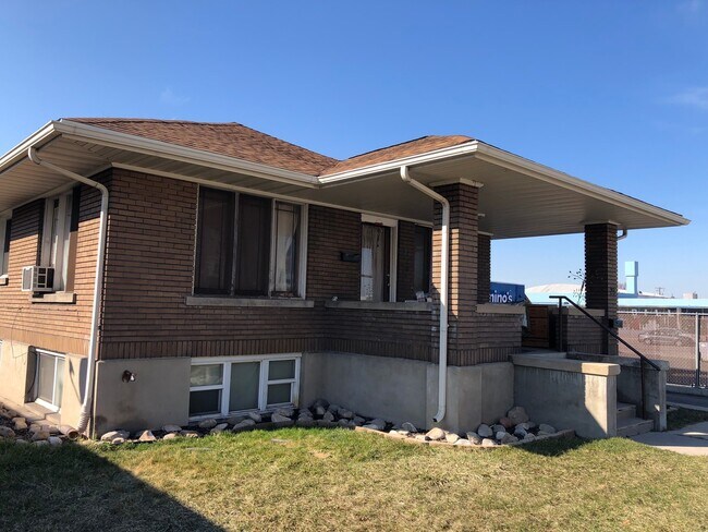 Primary Photo - Chang Duplex