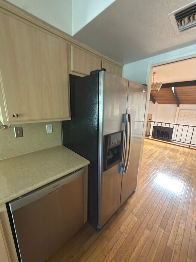 Building Photo - DESIRABLE TWO BEDROOM TWO BATH HOME IN STUDIO CITY