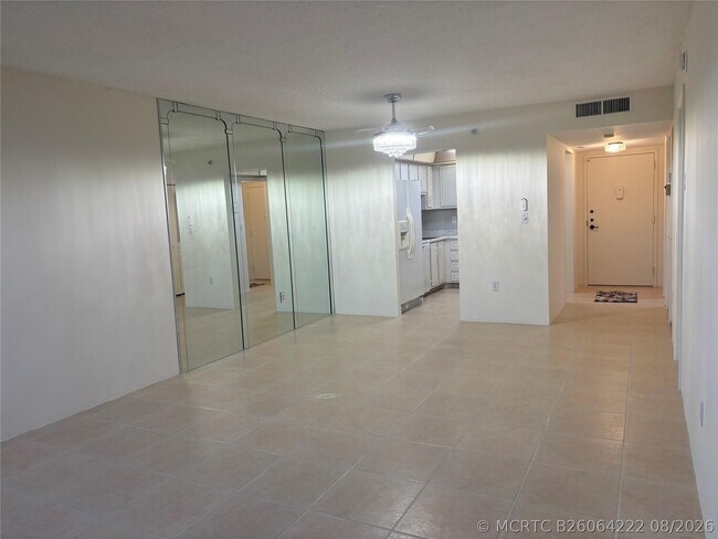 Building Photo - 1100 St Charles Pl