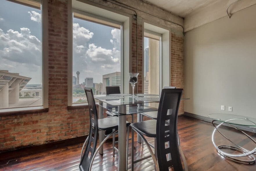 Building Photo - 500 S Ervay St