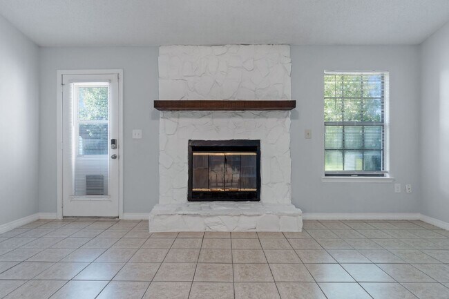 Building Photo - 502 Krest Dr