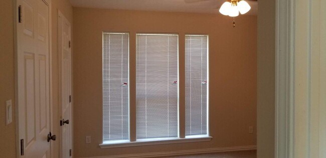 Building Photo - 903 Balcones Dr