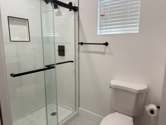 Building Photo - 678 E 45th St