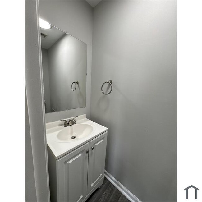 Building Photo - 4 Bedroom Rehabbed Home