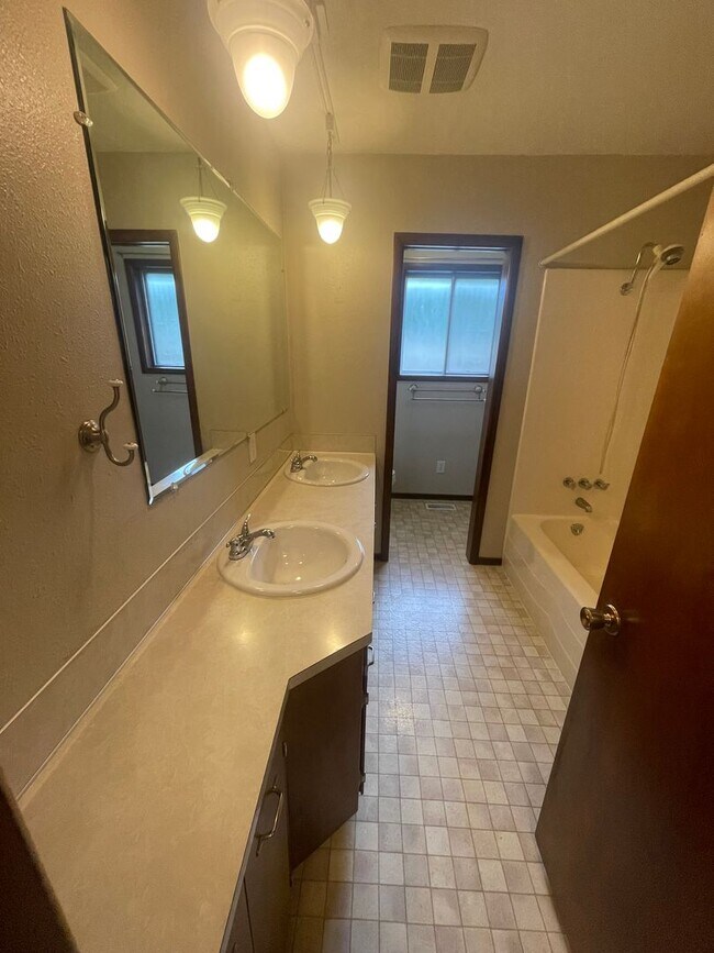 Building Photo - Amazing Freshly Updated Four Bedroom Two Bath Home In Amazing Lebanon Location!