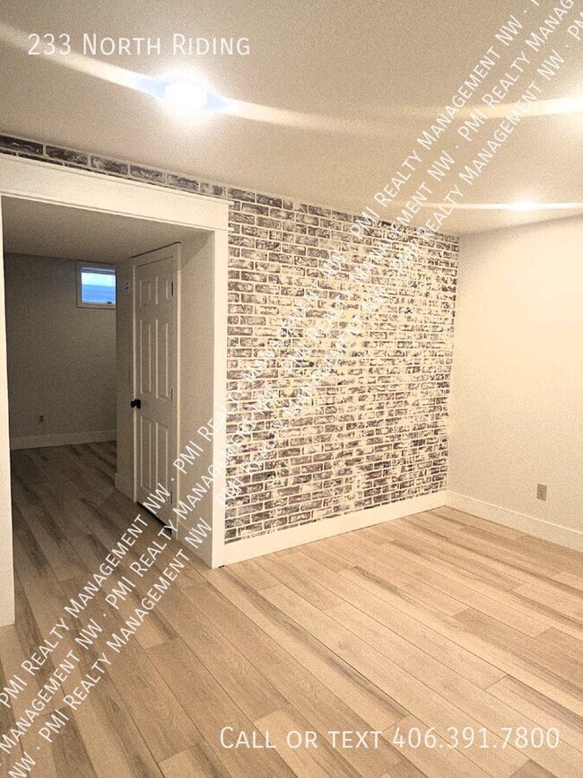 Building Photo - 233 North Riding-