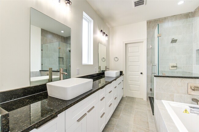 Building Photo - 2930 El Fenice Ln