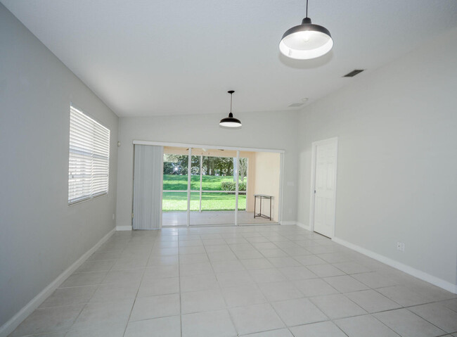 Building Photo - 2808 Rio Claro Dr N