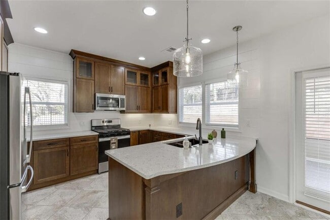 Building Photo - 1840 Oak Tree Hollow