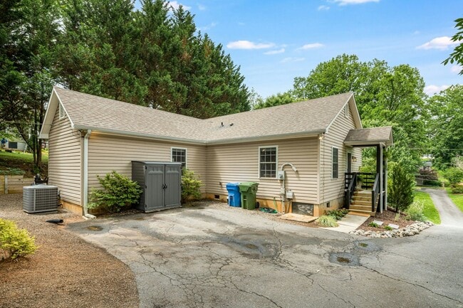 Building Photo - 52 Shady Oak Dr
