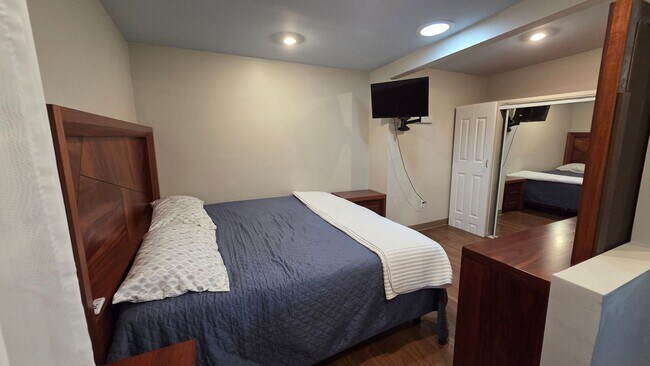 Building Photo - Spacious and Cozy studio!