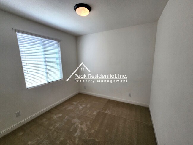 Building Photo - Very Nice 4bd/3ba Elk Grove Home in Gated Community!