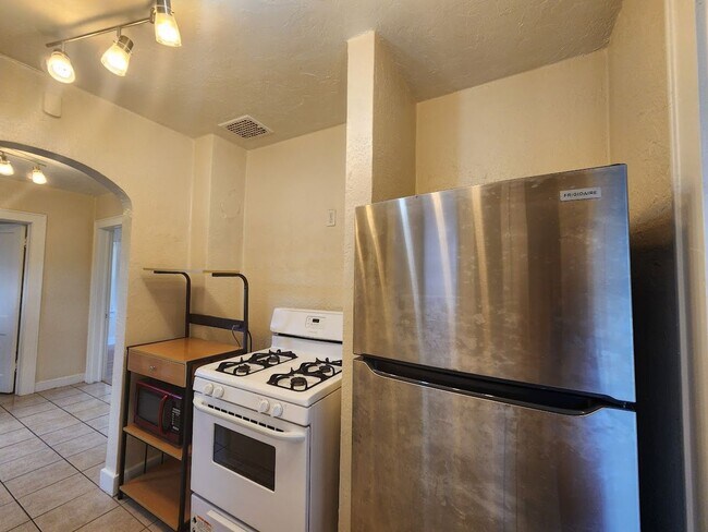 Building Photo - 2705 NW 13 - Garage Apartment
