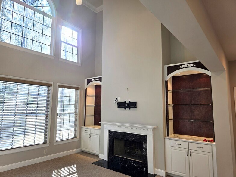 Building Photo - 617 Maple Grove Way