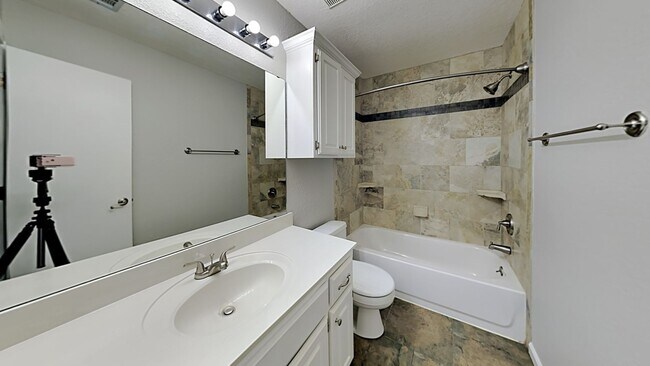 Building Photo - Very Nice 3 Bedroom 2 Bath Home in Yukon Schools