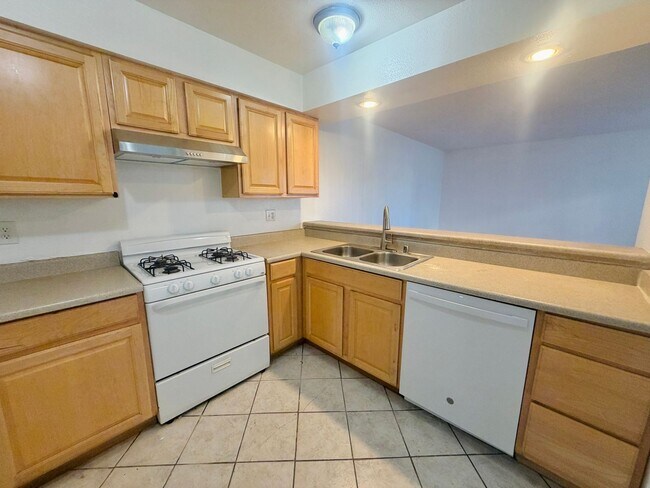 Building Photo - Super central 2 bedroom condo with tile & laminate flooring and in unit laundry! Home is very con...