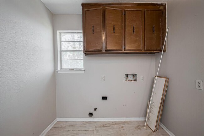 Building Photo - 811 Loire Ln