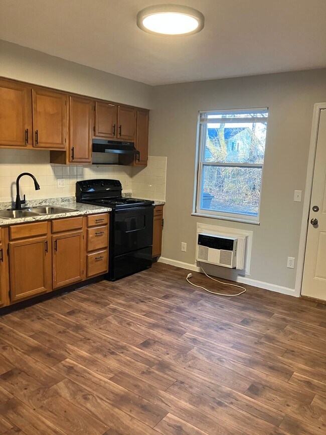 Building Photo - 2 Bedroom and 1.5 Bath Townhome - Troy, Ohio!