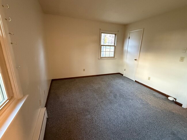 Building Photo - 18 Circle Dr