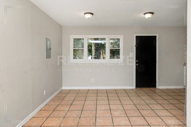 Building Photo - 3 Bed/1 Bath Home with Large Yard and Fence!