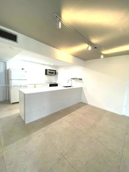 Building Photo - 16410 Miami Dr