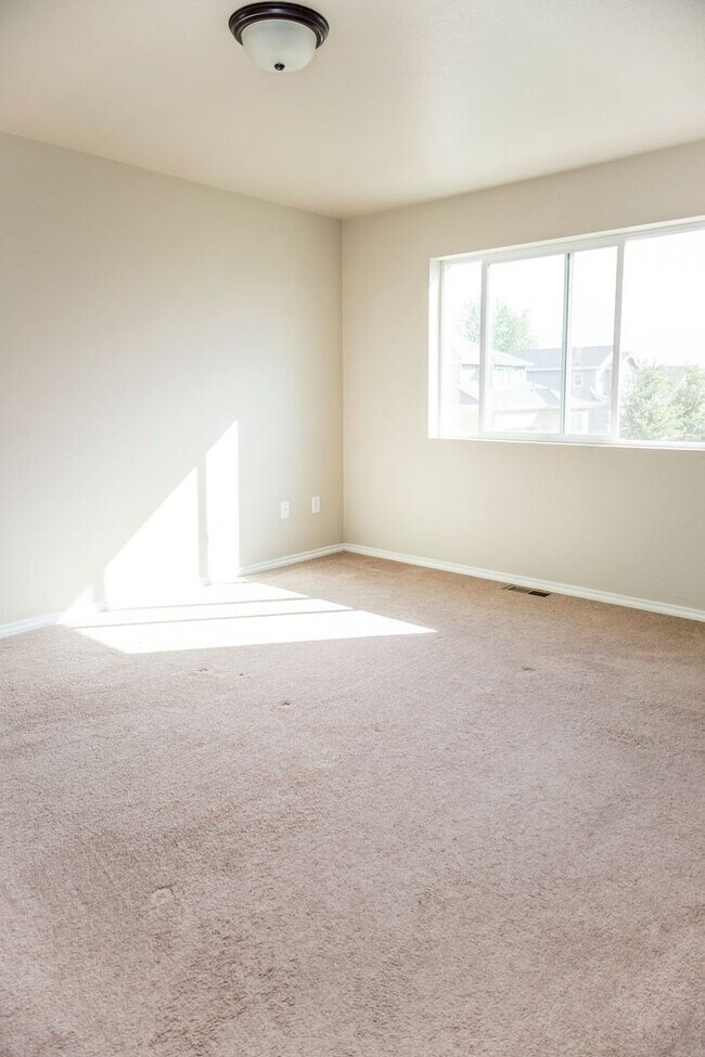 Building Photo - Spacious 3 Bedroom Single-Family Home with Modern Features
