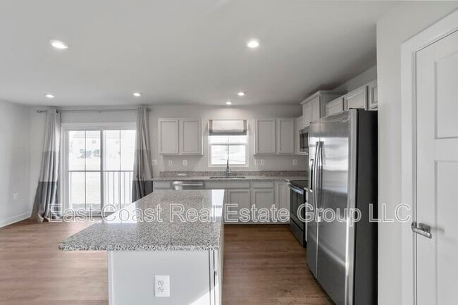 Building Photo - 632 Perspective Pl