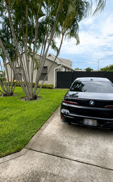Private Driveway - 1818 Meadow Ct