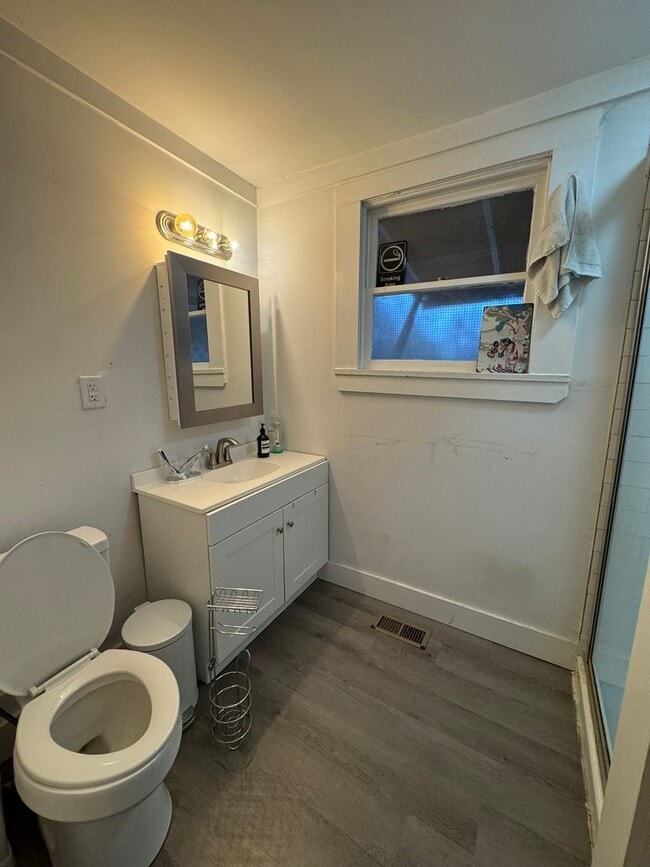 Building Photo - Gorgerous 3 Bedroom Walkable to Campus