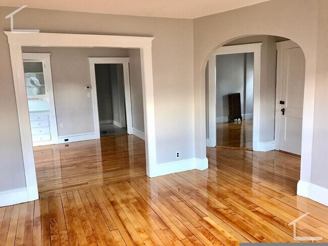 Building Photo - 128 Brooks St