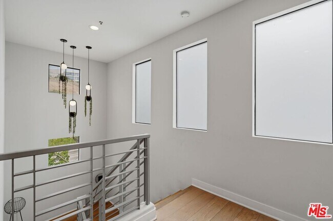 Building Photo - 12911 Bluff Creek Dr
