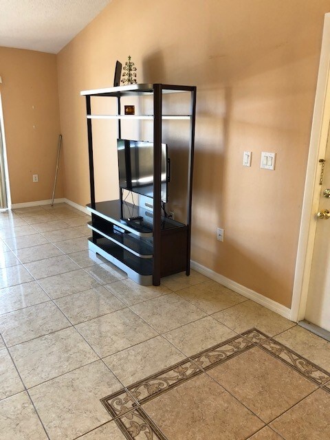 Building Photo - 5283 Vineland Rd