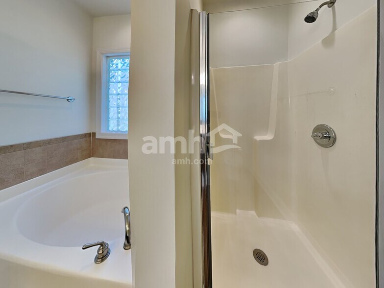 Building Photo - 107 Windy Creek Ln