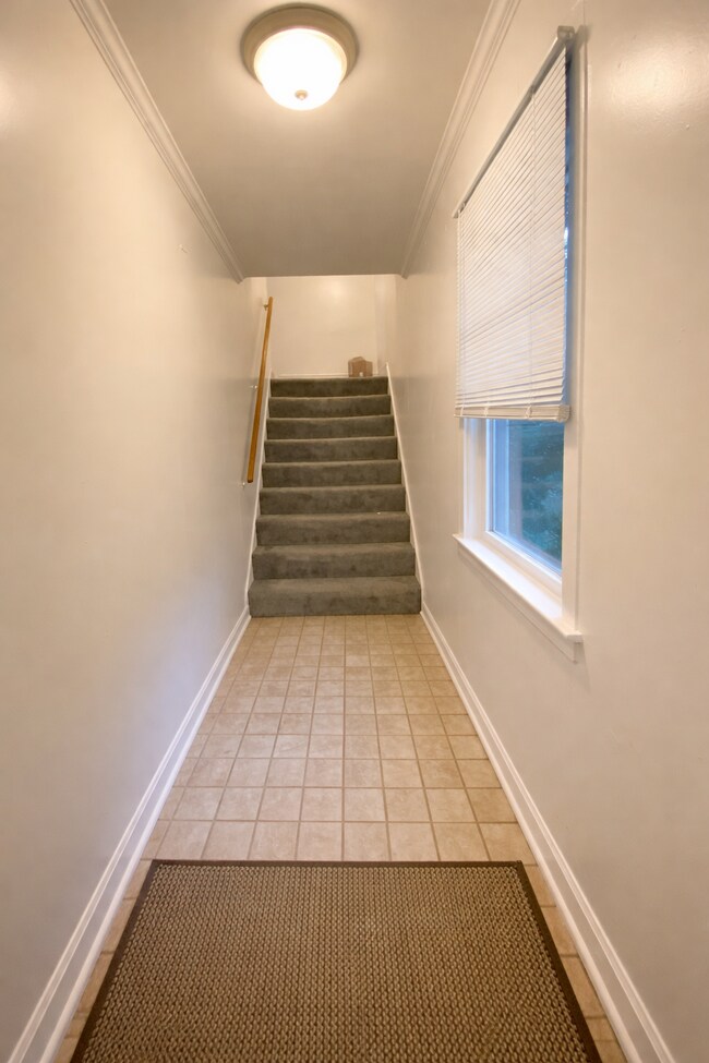 Building Photo - 2415 BeechwoodCarriage House