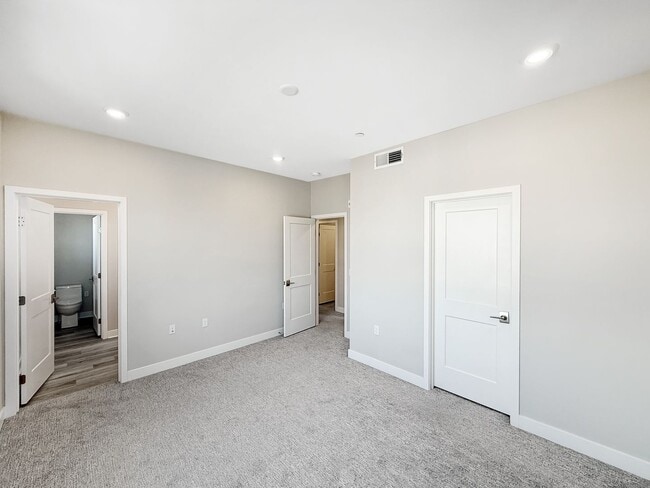 Building Photo - Stunning 3B/2.5BA Townhome in Oceanside fo...
