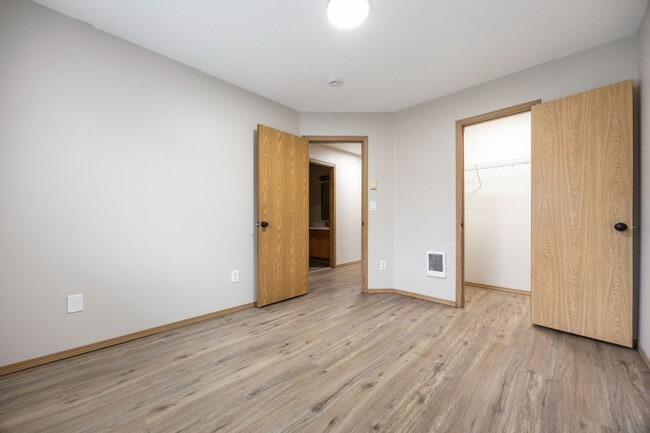 Building Photo - 4Bed/2.5 Bath available in SE Portland