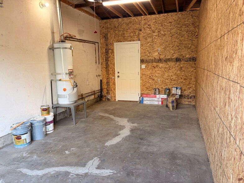 Garage / Laundry Hookups - 340 College Ave