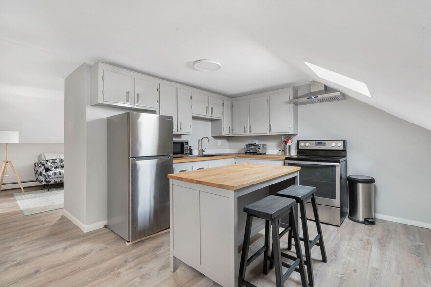 Building Photo - 136 Main St