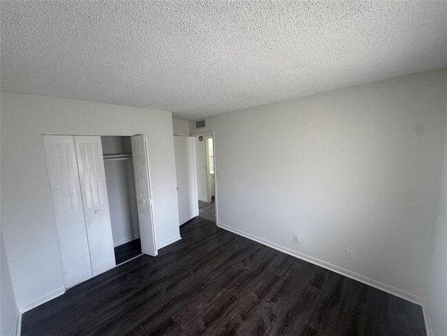 Building Photo - 5168 NE 6th Ave