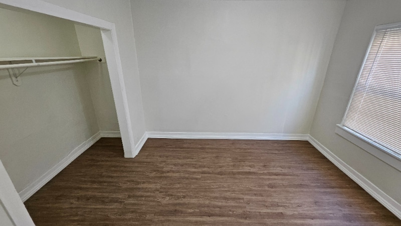 Building Photo - 1005 W 23rd St