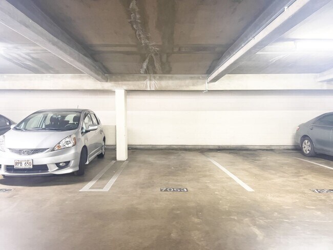 Building Photo - Fully Renovated 1 BR Unit at Kapiolani Manor
