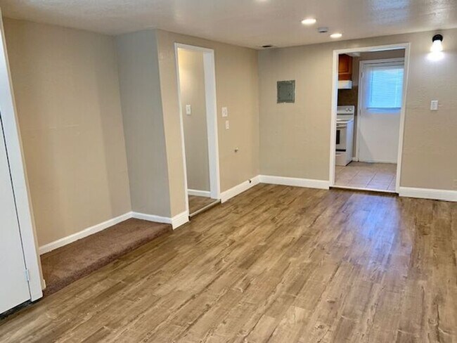 Building Photo - 4 bed 1.5 bath House in Richmond -- AVAILABLE NOW !!