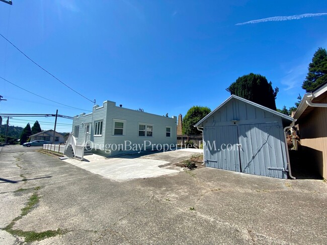 Building Photo - Johnson Ave: 2bdrm / 1 ba Home