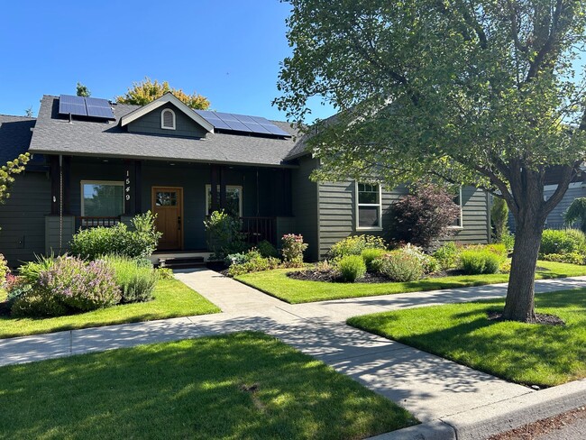 Primary Photo - Well Maintained 3 Bedroom / 2 Bathroom Hom...
